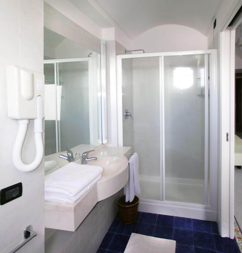 Bathroom 5, Cossyra Hotel, Trapani