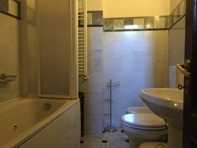 Bathroom 3, Ginori Double, Florence
