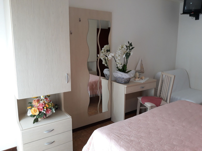 Bedroom 4, Hotel Maxim, Rimini