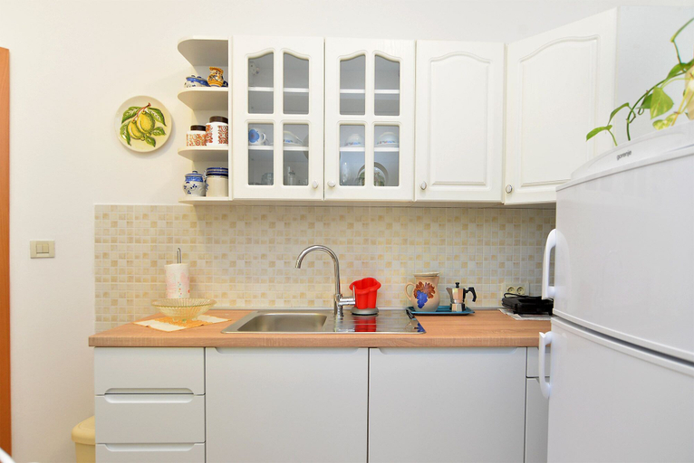 Others 4, Apartment 1910, Pula