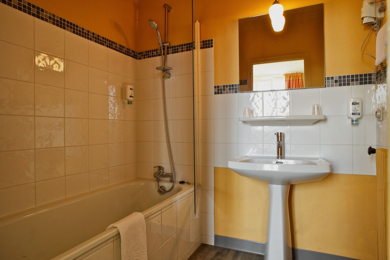 Bathroom 4, Brit Hotel Le Surcouf, Ille-et-Vilaine