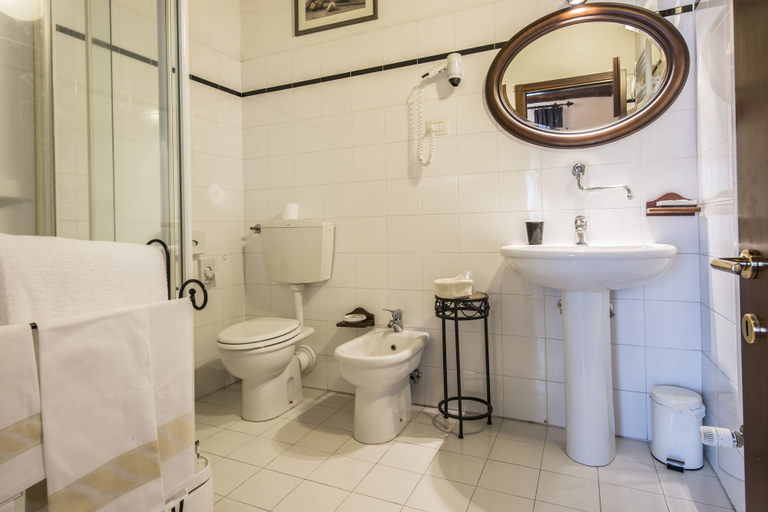 Bathroom, Palazzo Fani Mignanelli, Siena