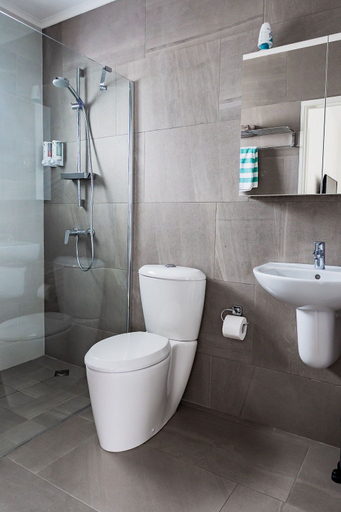 Bathroom 4, The Palm Leaf Apartments