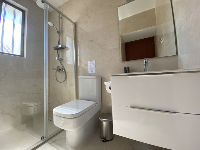 Bathroom, Phaedrus Living City Flat Androcleous