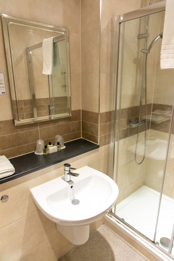 Bathroom 4, Kingscliff Hotel, Essex