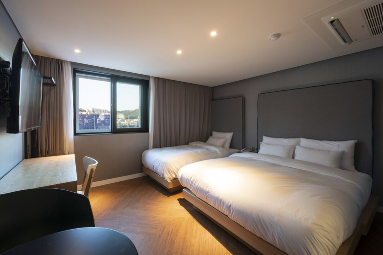 Bedroom 2, Brown-Dot Tongyeong, Tongyeong