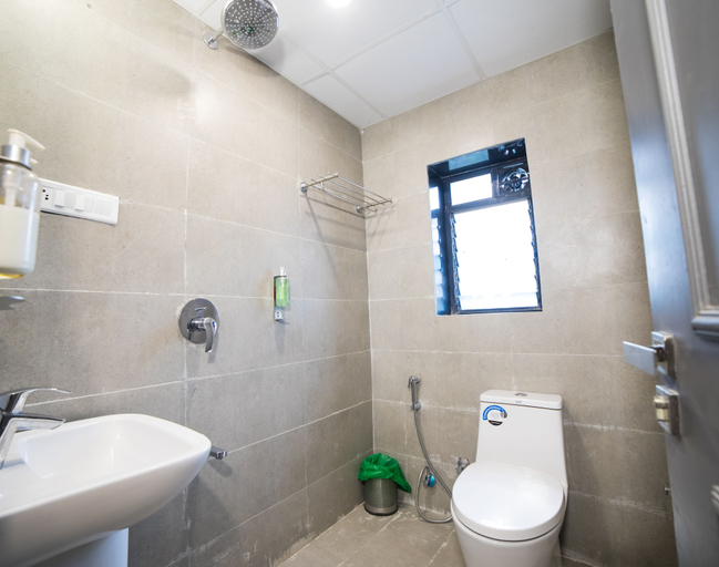 Bathroom 4, Hotel Highway Residency, Mumbai Suburban