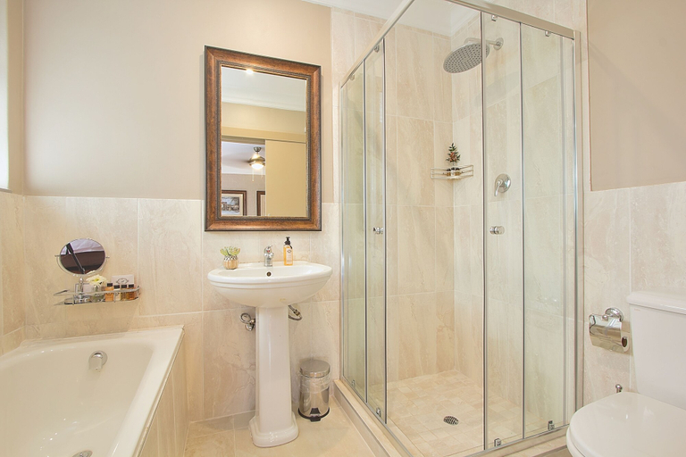 Bathroom 4, Leopardsong Manor, City of Tshwane