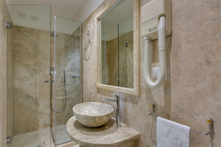 Bathroom 5, Hotel Chiusarelli, Siena