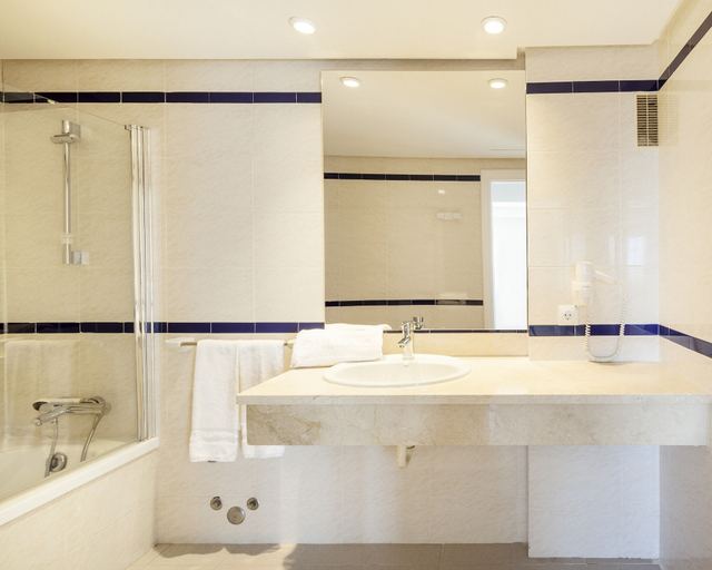 Bathroom 5, Hotel ILUNION Menorca, Baleares