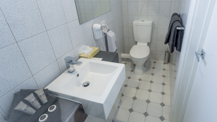Bathroom 5, Comfort Inn & Suites Manhattan, Adelaide