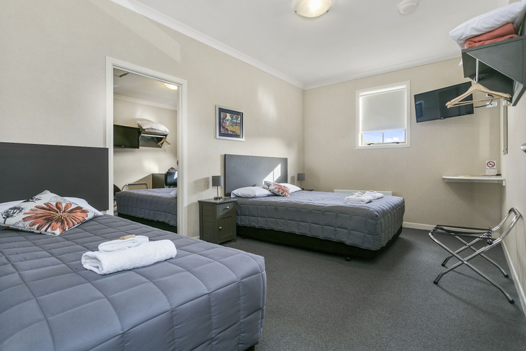 Bedroom 2, No1 Motels On Victoria, Waipa