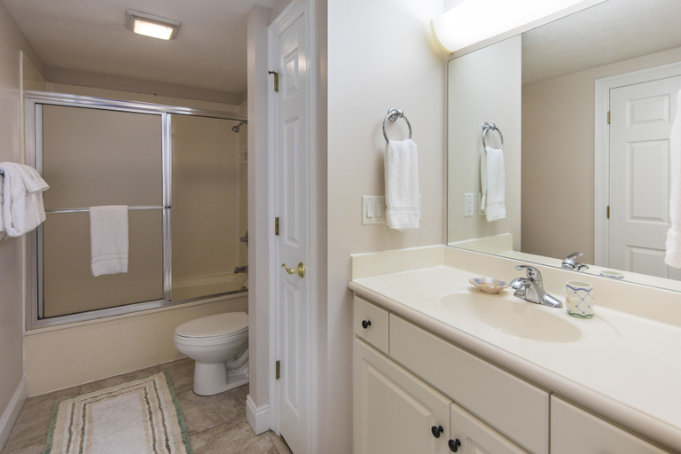 Bathroom 5, Treasure Island 1502, Bay