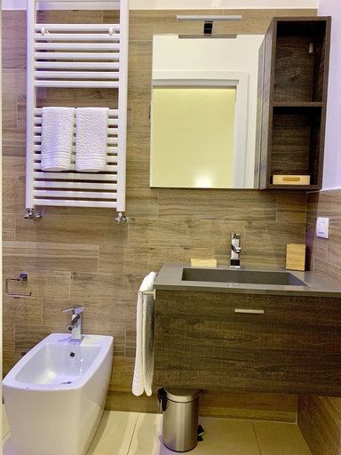 Bathroom 5, Napoli Squares Suites, Napoli