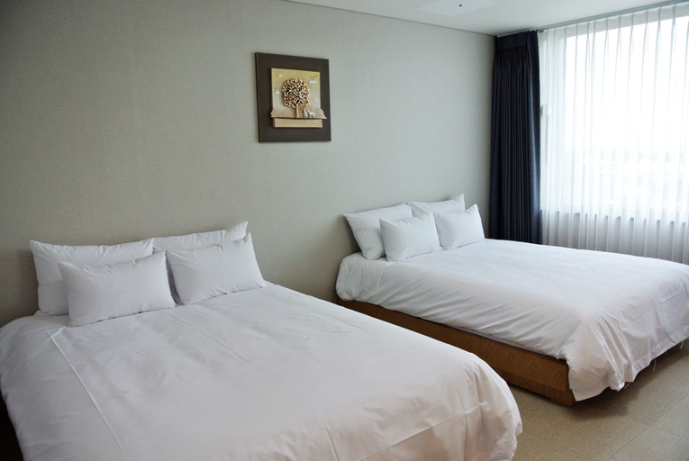 Bedroom 2, Jeju Noblesse Tourist Hotel, Jeju