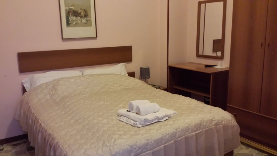 Bedroom 3, Hotel Riviera, Imperia