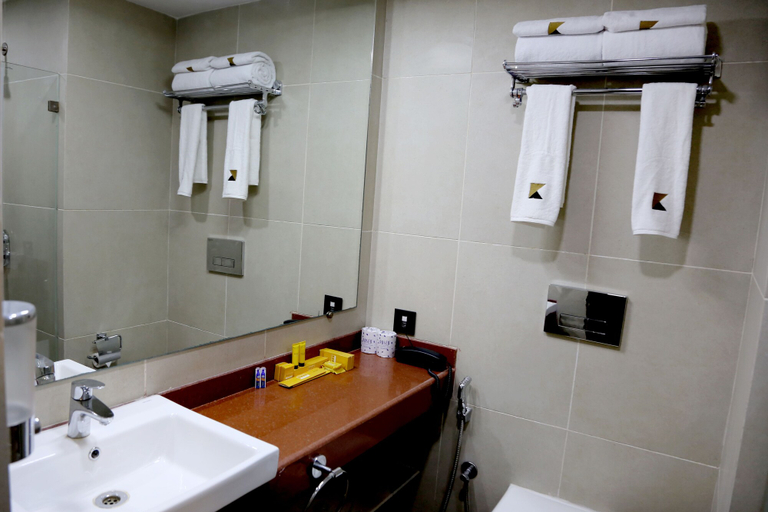 Bathroom 4, Hotel Mumbai House, Mumbai Suburban