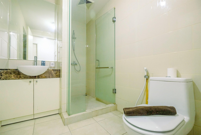 Bathroom 3, Warm and Comfy 2BR Apartment at Casa Grande Residence, South Jakarta