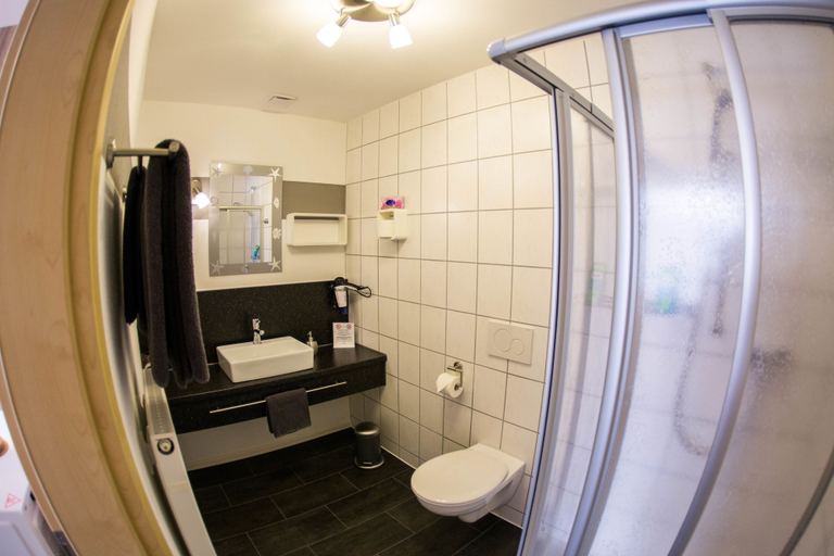 Bathroom 3, Treppendorfer Apartments, Bamberg
