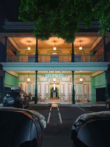 Hotel Trio, Solo