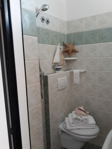 Bathroom 5, Hotel Maxim, Rimini