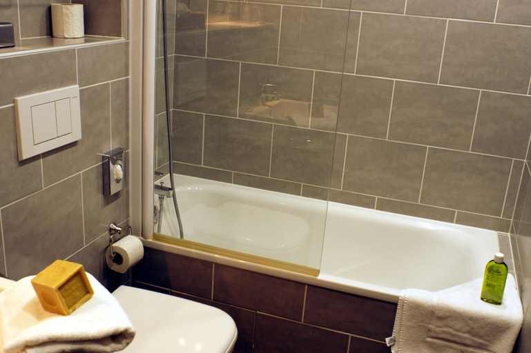 Bathroom 4, Hôtel Edmond Rostand, Bouches-du-Rhône