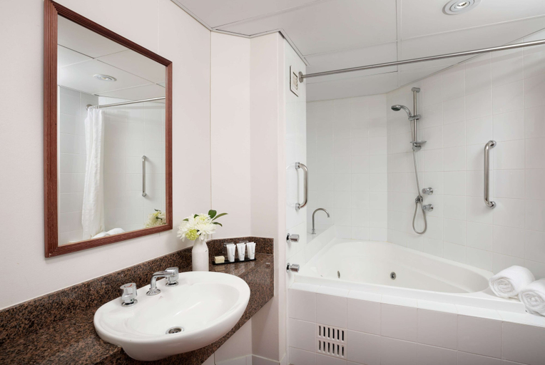 Bathroom 5, Rydges Bankstown, Sydney
