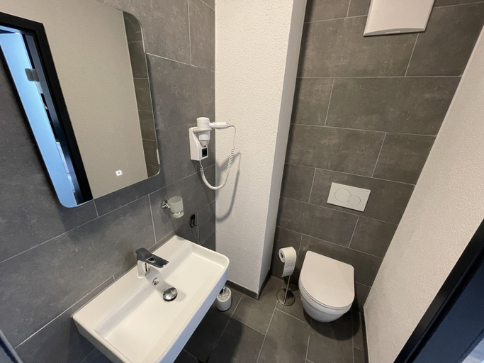 Bathroom 5, Yebs Hotel, Günzburg