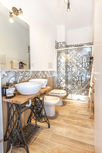 Bathroom 5, Leone Suite B&B, Palermo