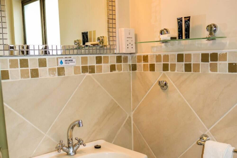 Bathroom 4, Luxury Apartment at Peo, Ngamiland East