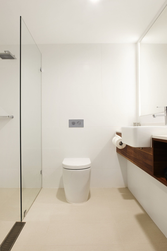 Bathroom 5, The Gem Hotel, Griffith