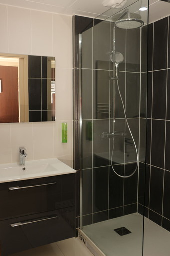 Bathroom 4, Hôtel du château, Yvelines