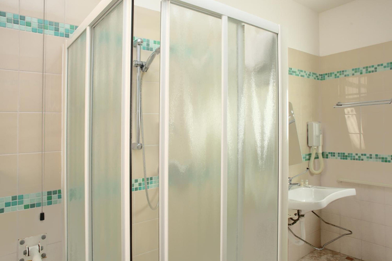 Bathroom 5, Albergo Maccotta, Trapani