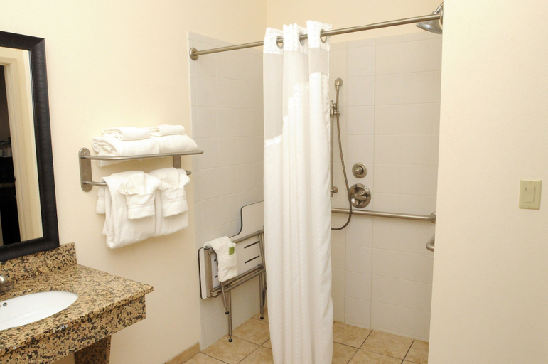 Bathroom 5, Holiday Inn Express & Suites CAMBRIDGE by IHG, Guernsey