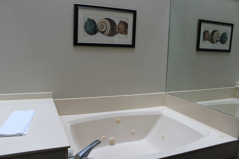 Bathroom, Windjammer Villas I, Craven
