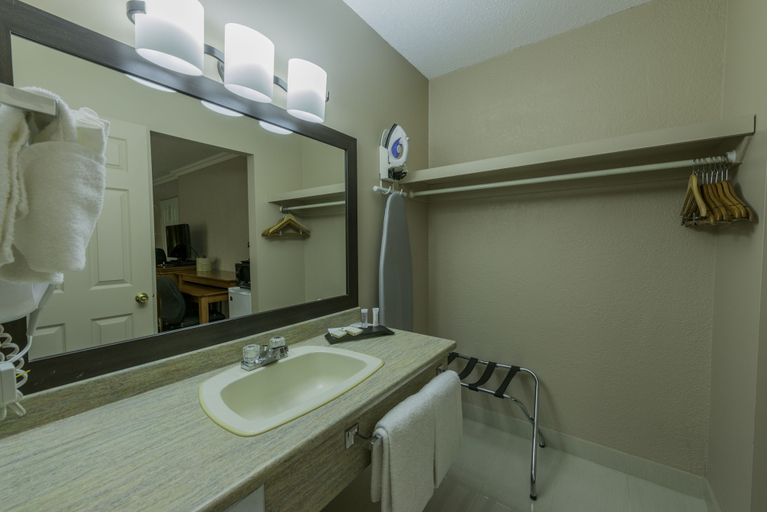 Bathroom 4, Howard Johnson by Wyndham Downtown Kamloops, Thompson-Nicola