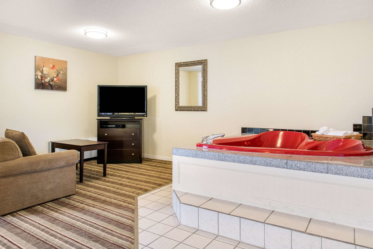 Bedroom 3, Quality Inn Huntingburg - Jasper, Dubois