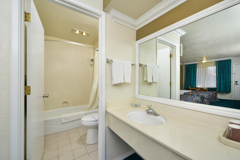 Bathroom 4, Atascadero Inn, San Luis Obispo