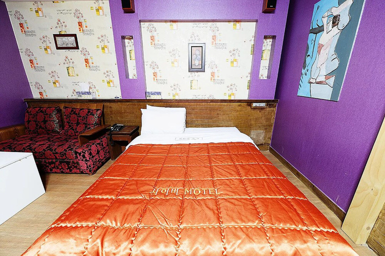 Bedroom 2, Cyber Motel, Gunsan