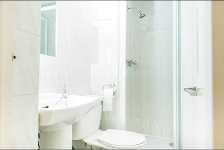 Bathroom 3, Avonmore Hotel Cartwright Gardens, London
