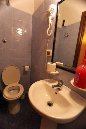 Bathroom 4, Hostel Pink Floyd, Rome