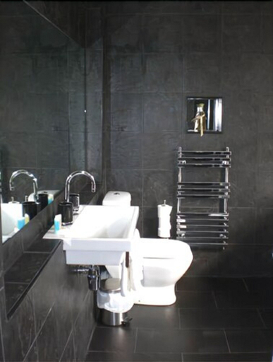 Bathroom, Amblehurst Hotel, Trafford