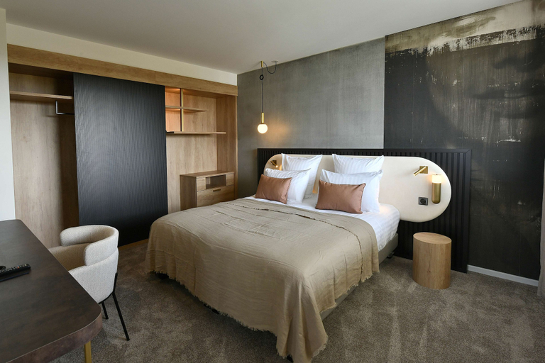 Bedroom 4, Golden Tulip Reims, Marne