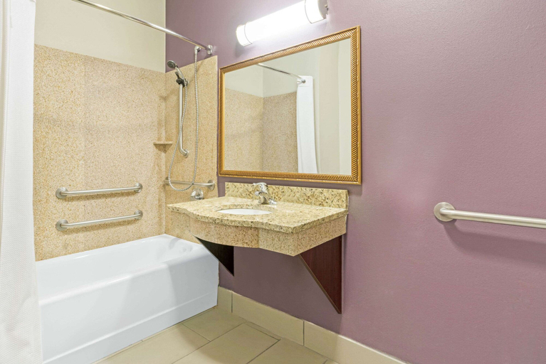 Bathroom 4, La Quinta Inn & Suites by Wyndham Oklahoma City -Yukon, Canadian