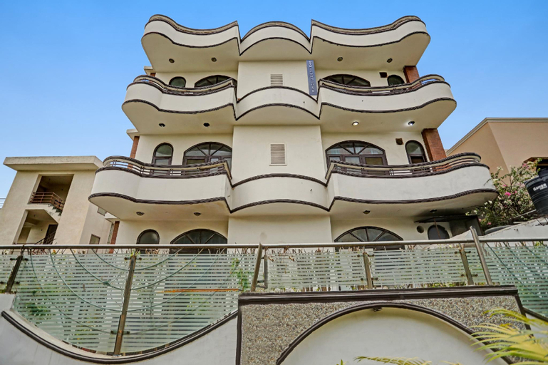 Super OYO Townhouse 1053 Hotel The Premier View Near ISKCON Temple Noida, Gautam Buddha Nagar