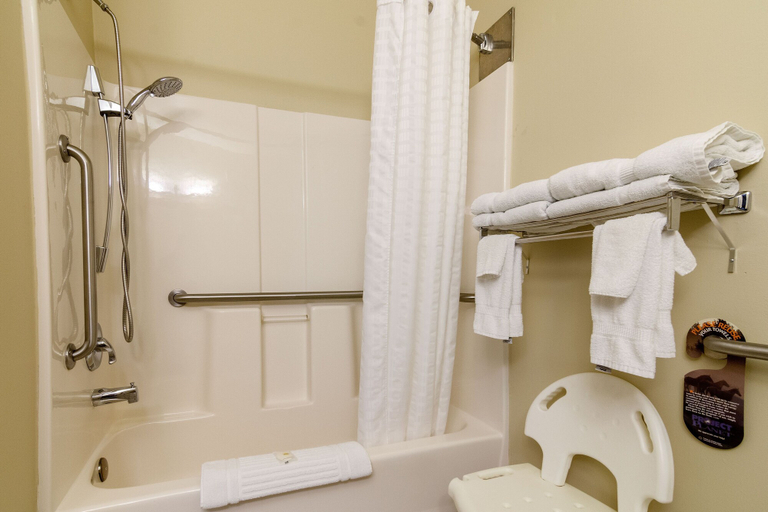 Bathroom 4, Comfort Inn Garden City, Finney