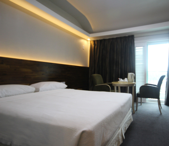 Ocean View Hotel, Dong