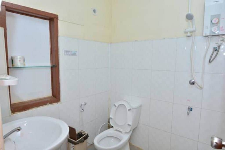 Bathroom 5, Tha Ha Zar Ta Hotel, Mandalay