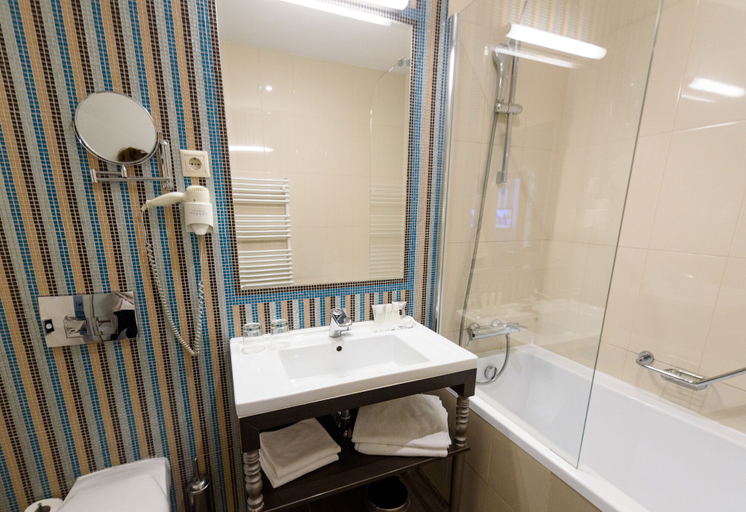 Bathroom 4, La Prima Fashion Hotel, Budapesti