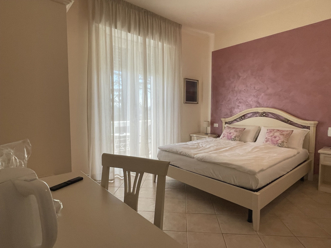 Bedroom 3, Betty's House, Verona